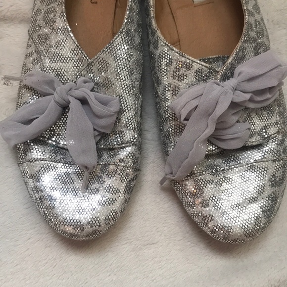Silver leaped lace up flats - Picture 2 of 4